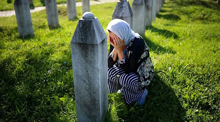 Das Massaker von Srebrenica jährt sich 2025 zum 30. Mal. (Archivbild) / Foto: Armin Durgut/AP/dpa