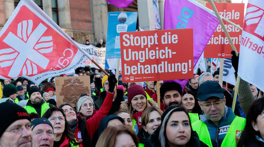 An der Demonstration beteiligten sich mehrere Wohlfahrtsverbände von der AWO bis zur Caritas. / Foto: Carsten Koall/dpa