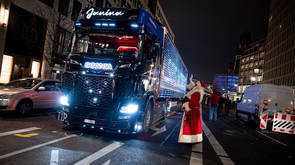 Trotz kritischer Stimmen hält ein Weihnachts-Truck nahe dem Breitscheidplatz. / Foto: Fabian Sommer/dpa