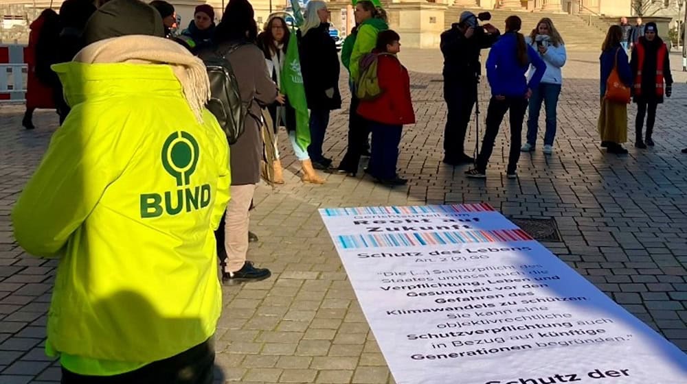 In Potsdams Stadtmitte - vor dem Landtag - demonstrierten Umwelt- und Klimaschützer. Sie kritisieren die ausgehandelten klimapolitischen Inhalte im Koalitionsvertrag von SPD und BSW. / Foto: Monika Wendel/dpa