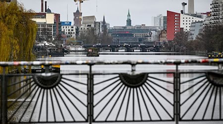 Zwischen einigen Schauern soll es in der Hauptstadtregion ein paar heitere Stunden geben. / Foto: Jens Kalaene/dpa