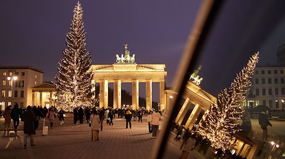 In der Weihnachtszeit fühlen sich alleinstehende Menschen oft besonders einsam. In Berlin und Brandenburg gibt es einige Angebote, die helfen sollen. / Foto: Jörg Carstensen/dpa