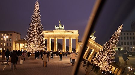 In der Weihnachtszeit fühlen sich alleinstehende Menschen oft besonders einsam. In Berlin und Brandenburg gibt es einige Angebote, die helfen sollen. / Foto: Jörg Carstensen/dpa