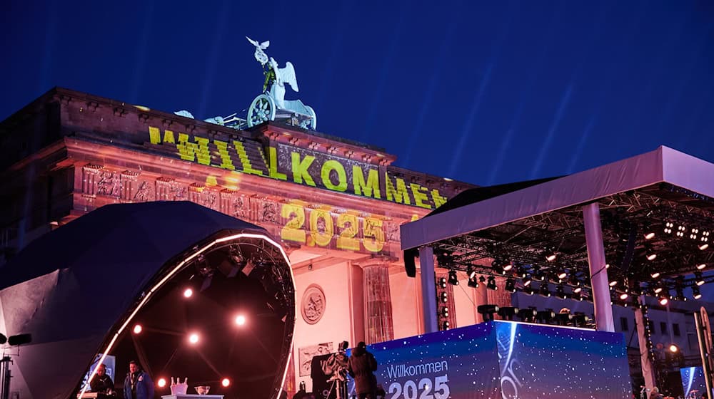 Die große Silvestershow am Brandenburger Tor soll am Abend steigen. / Foto: Joerg Carstensen/dpa