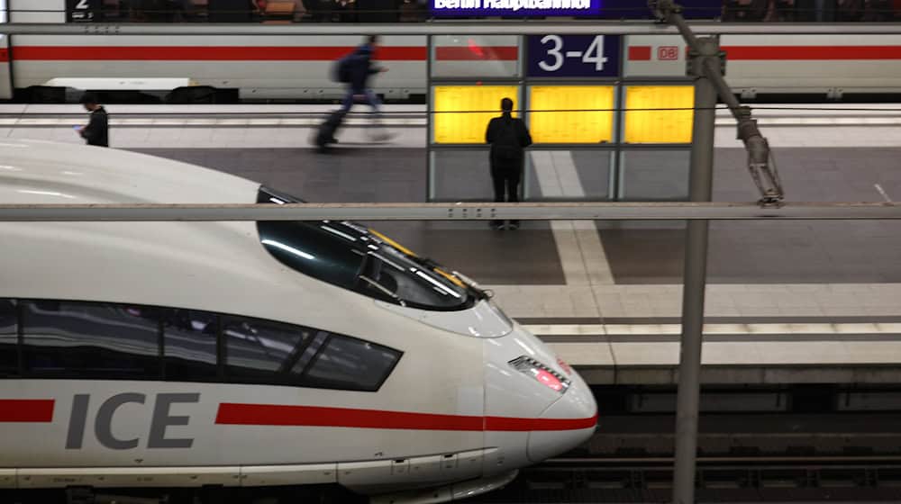 Gut acht Stunden soll der ICE vom Berliner Hauptbahnhof bis nach Paris brauchen. (Archivbild) / Foto: Hannes P. Albert/dpa