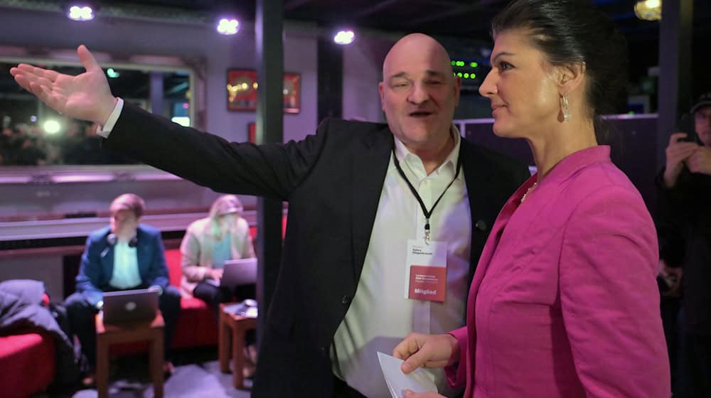 BSW-Parteigründerin Sahra Wagenknecht (r) und BSW-Landeschef Robert Crumbach werben für die Koalition mit der SPD. / Foto: Michael Bahlo/dpa