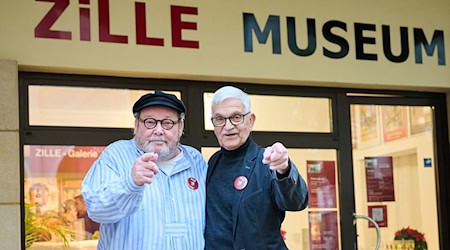 Zur Wiedereröffnung kamen Schauspieler Walter Plathe (l.) und Zilles Urenkel Heinjörg Preetz-Zille.  / Foto: Annette Riedl/dpa