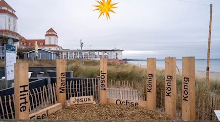 Eine ungewöhnliche Weihnachtskrippe auf Rügen an der Ostsee hat Fans und Kritiker. / Foto: Stefan Sauer/dpa