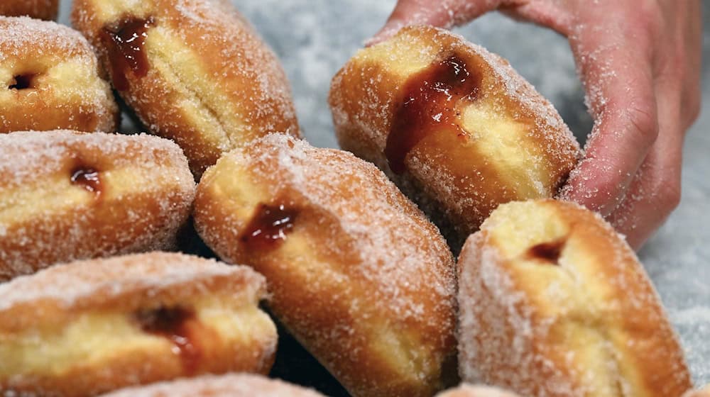 Pfannkuchen werden in Fett ausgebacken werden und haben je nach Region unterschiedliche Namen. (Symbolbild) / Foto: Soeren Stache/dpa