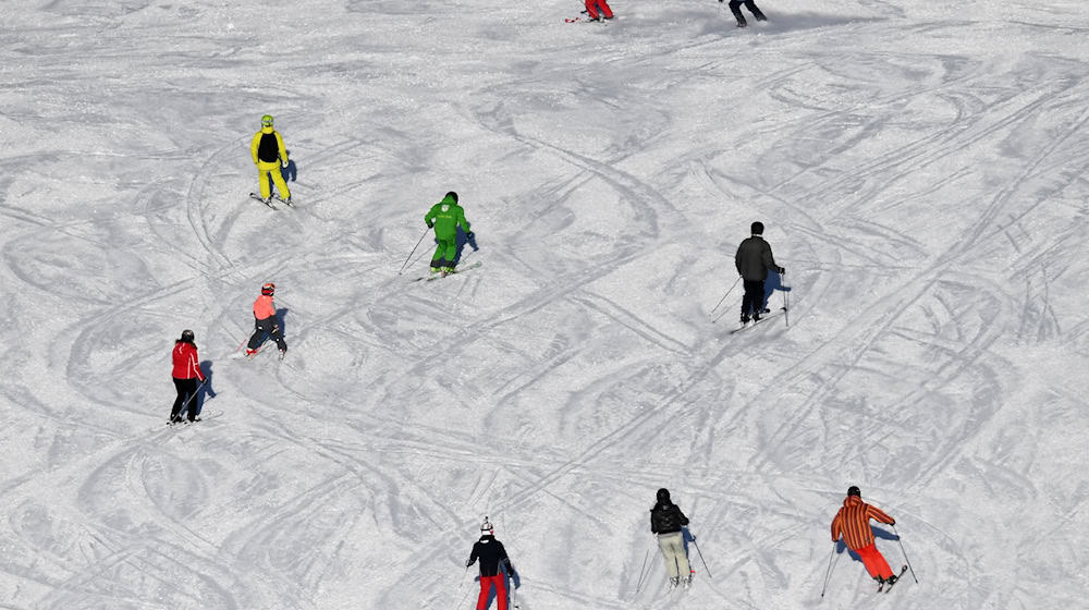 Der ADAC rechnet mit vollen Straßen in den Skigebieten. (Symbolbild) / Foto: Angelika Warmuth/dpa