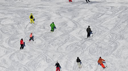 Der ADAC rechnet mit vollen Straßen in den Skigebieten. (Symbolbild) / Foto: Angelika Warmuth/dpa