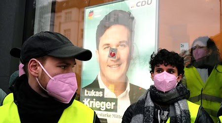 Die Aktivistinnen und Aktivisten trugen Warnwesten - und drangen in das CDU-Bürgerbüro ein. / Foto: Maximilian Specht/dpa