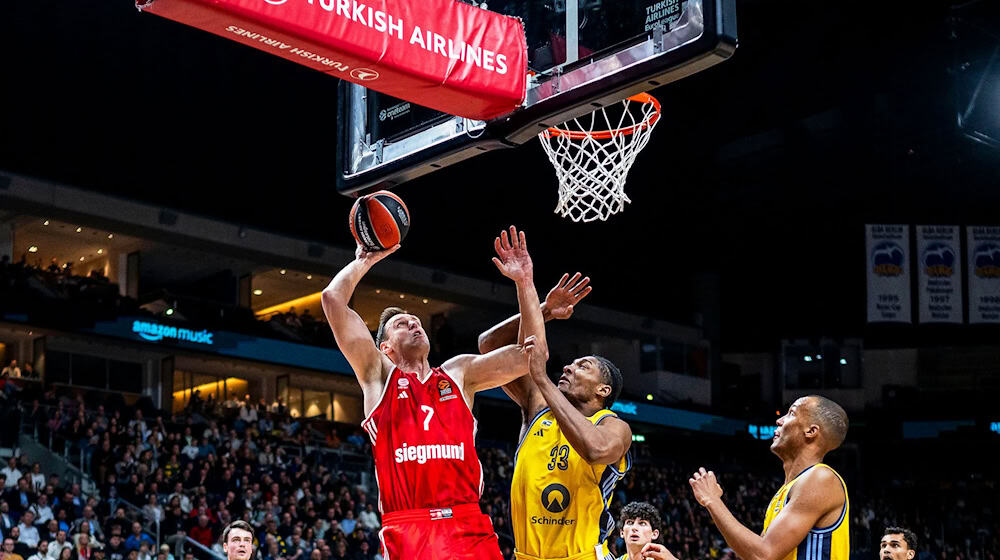Albas David McCormack versucht Bayerns Nationalspieler Johannes Voigtmann zu verteidigen / Foto: Julius Frick/dpa