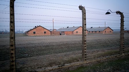 Im deutschen Vernichtungslager Auschwitz wurden mehr als 1 Million Menschen ermordet (Symbolbild). / Foto: Kay Nietfeld/dpa