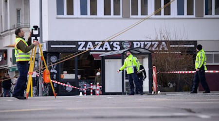 Polizisten übernehmen die Ermittlungen zur Unfallursache. / Foto: Bernd von Jutrczenka/dpa