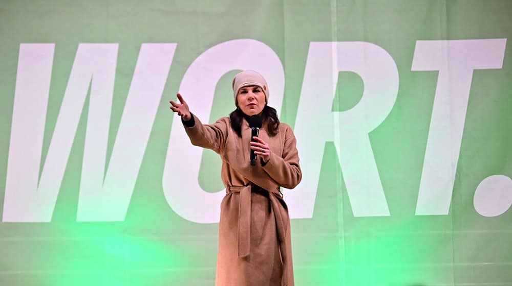 Grünen-Spitzenkandidatin Annalena Baerbock wirbt bei einer Wahlkampfveranstaltung in Potsdam um die Stimmen der Wähler bei der Bundestagswahl am 23. Februar.  / Foto: Sebastian Christoph Gollnow/dpa