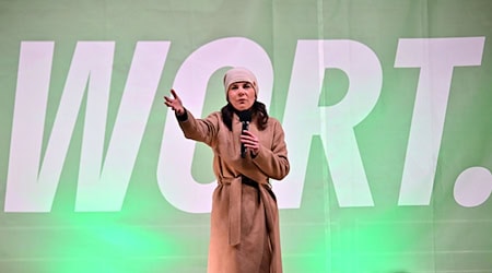 Grünen-Spitzenkandidatin Annalena Baerbock wirbt bei einer Wahlkampfveranstaltung in Potsdam um die Stimmen der Wähler bei der Bundestagswahl am 23. Februar.  / Foto: Sebastian Christoph Gollnow/dpa