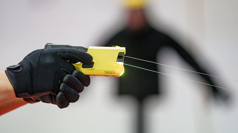 Berliner Polizei verfügt inzwischen über 254 sogenannte Taser. (Symbolbild) / Foto: Axel Heimken/dpa
