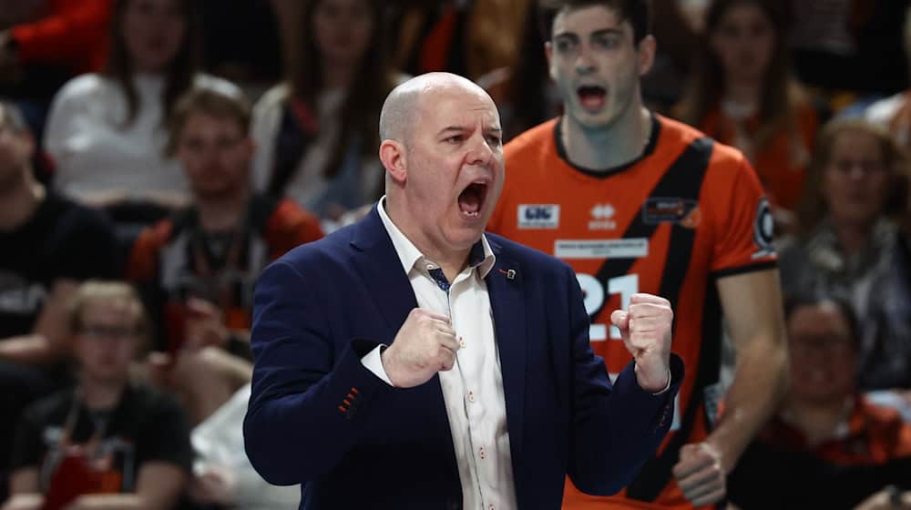 Engagiert dabei: Volleys-Trainer Joel Banks. / Foto: Christoph Soeder/dpa