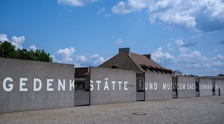 Eingang zur Gedenkstätte und Museum Sachsenhausen: Am 27. Januar 1945 hatten sowjetische Truppen die Überlebenden des deutschen Vernichtungslagers Auschwitz im besetzten Polen befreit. Seit 1996 wird der Tag in Deutschland als Holocaust-Gedenktag begangen. (Archivbild) / Foto: Monika Skolimowska/dpa