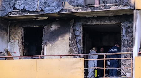 Bei einem Feuer in einem Wohnblock in Frankfurt (Oder) starben drei Menschen. Die Spezialisten der Polizei sind im Einsatz, um der Brandursache auf den Grund zu gehen.  / Foto: Patrick Pleul/dpa