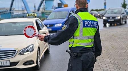 Rund 9800 unerlaubt eingereiste Menschen wurden 2024 in Brandenburg und Berlin von der Polizei festgestellt.  / Foto: Patrick Pleul/dpa