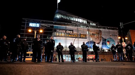 Aus Protest gegen die gemeinsame Abstimmung von Union und AfD für eine schärfere Migrationspolitik am Mittwoch im Bundestag hatte ein Bündnis «Zusammen gegen Rechts» ab 18 Uhr zu einer Demonstration aufgerufen - bereits am Mittwoch gab es eine Demonstration vor der Parteizentrale. (Archivbild) / Foto: Fabian Sommer/dpa