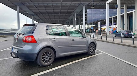 Ein Auto soll am Flughafen BER seit Monaten auf einem Kurzzeitparkplatz gestanden haben.  / Foto: Anja Sokolow/dpa-Zentralbild/dpa