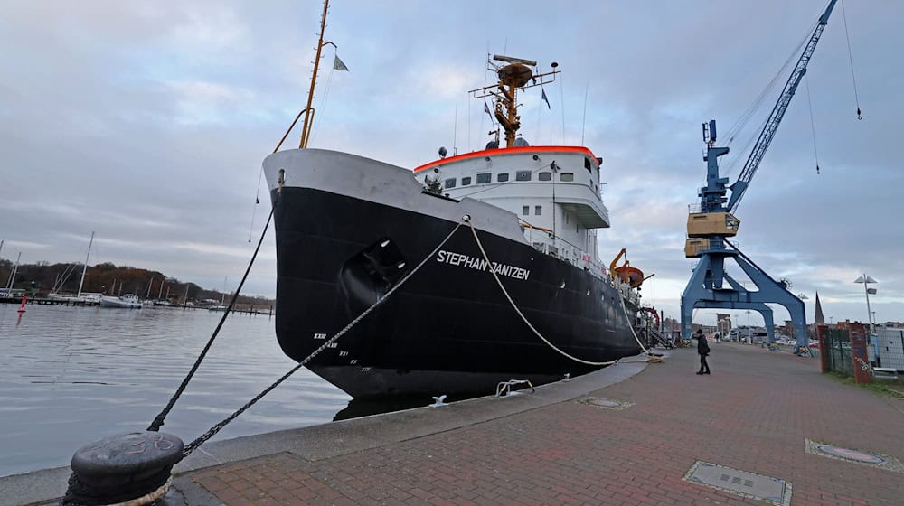 Soll bald zur Generalüberholung in die Werft: der Eisbrecher «Stephan Jantzen». (Archivbild) / Foto: Bernd Wüstneck/dpa