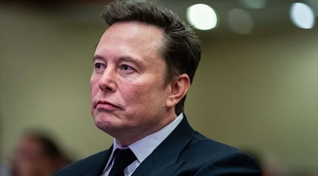 US-Milliardär Elon Musk, der in Grünheide bei Berlin eine Tesla-Fabrik betreibt, greift auch deutsche Politiker verbal an. (Archivbild) / Foto: Allison Robbert/AFP Pool via AP/dpa