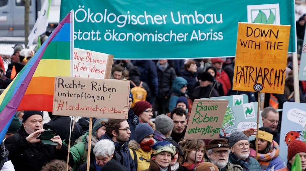 Ein Bündnis aus rund 60 Organisationen hat zu einer Demonstration gegen die aktuelle Agrarpolitik vor dem Reichstagsgebäude aufgerufen. (Archivbild) / Foto: Carsten Koall/dpa