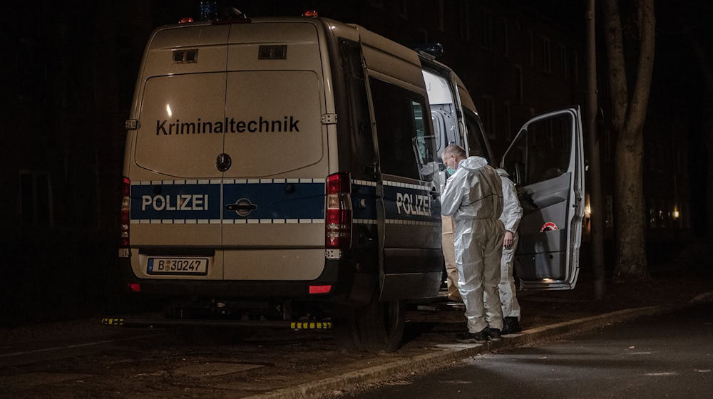 Nach ersten Ermittlungen detonierte an einem Polizeigebäude ein bislang unbekannter Gegenstand. (Symbolbild) / Foto: Paul Zinken/dpa-Zentralbild/dpa