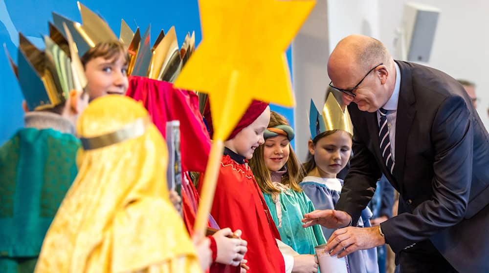 Die Sternsinger brachten am Eingang der Brandenburgischen Staatskanzlei einen Aufkleber mit dem Segen «Christus mansionem benedicat» (Christus segne dieses Haus) an.  / Foto: Frank Hammerschmidt/dpa