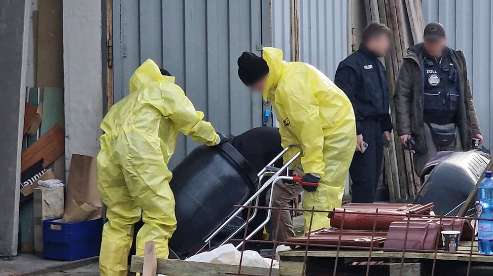 In einem kleinen Ort in der Gemeinde Betzsee in Brandenburg entdeckten Ermittler bei einer Durchsuchungsaktion ein großes Drogenlabor in einer Lagerhalle.  / Foto: Cevin Dettlaff/dpa