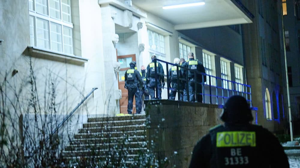 Entwarnung nach Amokalarm an der Grundschule in Alt-Schmargendorf. / Foto: Annette Riedl/dpa