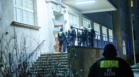 Entwarnung nach Amokalarm an der Grundschule in Alt-Schmargendorf. / Foto: Annette Riedl/dpa