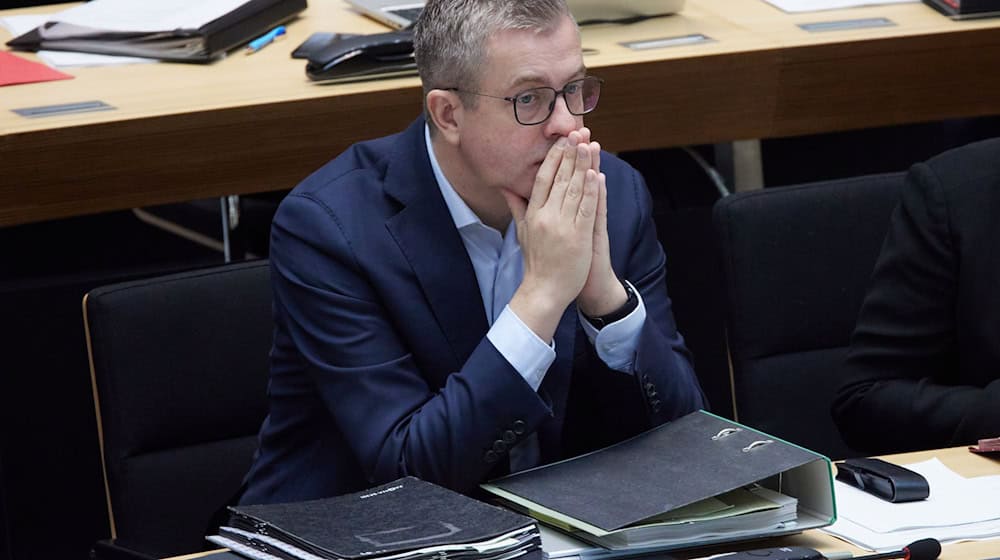 Bei seiner Vermittlertätigkeit im Fall von Konflikten im Senat hatte Finanzsenator Stefan Evers (CDU) bisher wenig zu tun. (Archivbild) / Foto: Jörg Carstensen/dpa