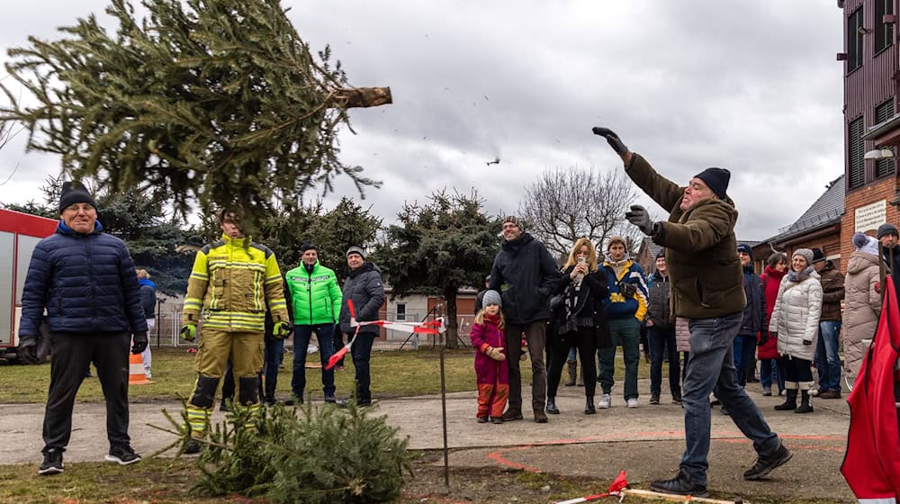 Weihnachtsbaum-Weitwurf in Cottbus. / Foto: Frank Hammerschmidt/dpa