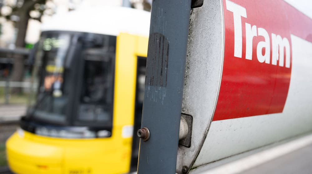 Eine junge Frau wird von einer Straßenbahn angefahren und lebensgefährlich verletzt. (Symbolbild) / Foto: Sebastian Gollnow/dpa