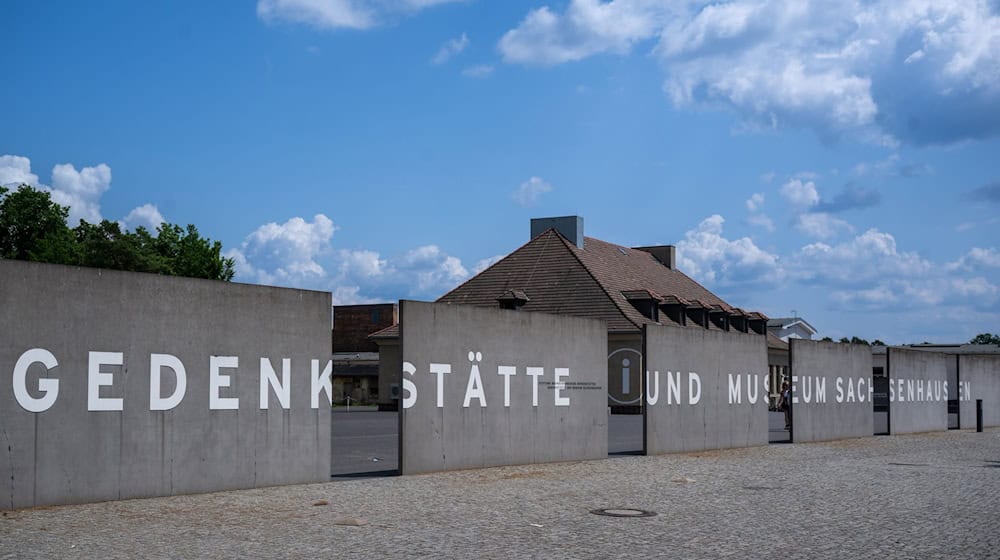 Eingang zur Gedenkstätte und Museum Sachsenhausen: Am 27. Januar 1945 hatten sowjetische Truppen die Überlebenden des deutschen Vernichtungslagers Auschwitz im besetzten Polen befreit. Seit 1996 wird der Tag in Deutschland als Holocaust-Gedenktag begangen. (Archivbild) / Foto: Monika Skolimowska/dpa