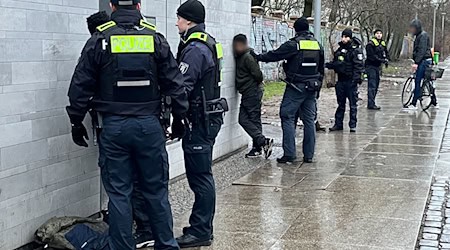 Polizisten kontrollieren Menschen am Görlitzer Park. (Archivbild)  / Foto: Caroline Bock/dpa