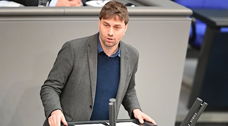 Stefan Gelbhaar will der Bitte des Grünen-Kreisvorstands Berlin-Pankow nicht nachkommen - und erneut für den Bundestag kandidieren. (Archivbild) / Foto: Julian Weber/dpa