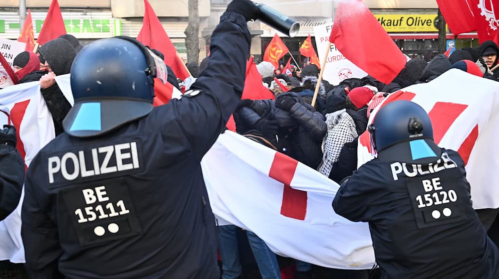 Die Polizei setzte Reizgas gegen die Demonstranten ein. / Foto: Sebastian Gollnow/dpa