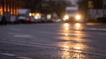 Der Deutsche Wetterdienst rechnet am Morgen stellenweise mit glatten Straßen. / Foto: Monika Skolimowska/dpa