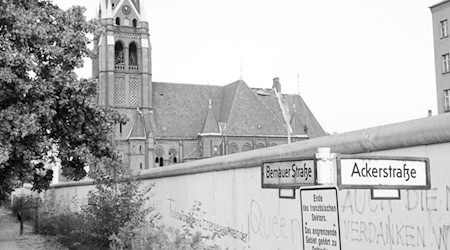 Die Versöhnungskirche direkt an der Mauer in der Bernauer Straße wurde vor 40 Jahren gesprengt. (Archivfoto) / Foto: Wolfgang Kumm/dpa