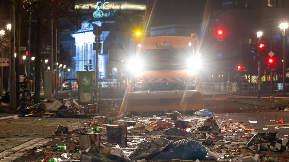 Böller machen viel Müll und sind oft auch gefährlich - Berlins Grünen-Fraktion ist für ein Verkaufsverbot. (Archivbild) / Foto: Soeren Stache/dpa