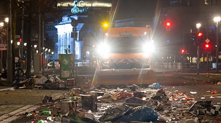 Böller machen viel Müll und sind oft auch gefährlich - Berlins Grünen-Fraktion ist für ein Verkaufsverbot. (Archivbild) / Foto: Soeren Stache/dpa