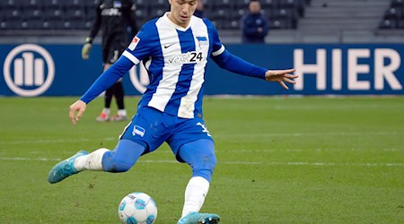Er erklärt, warum er sich für eine Zukunft in der algerischen Nationalmannschaft entschieden hat. / Foto: Soeren Stache/dpa