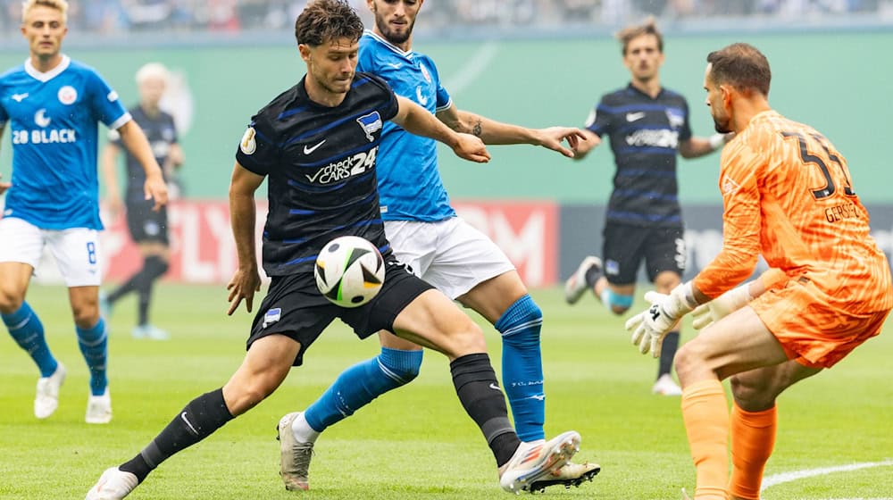 Marius Gersbeck (r) hat Hertha-Trainer Cristian Fiél mit Erfahrung beeindruckt. / Foto: Axel Heimken/dpa