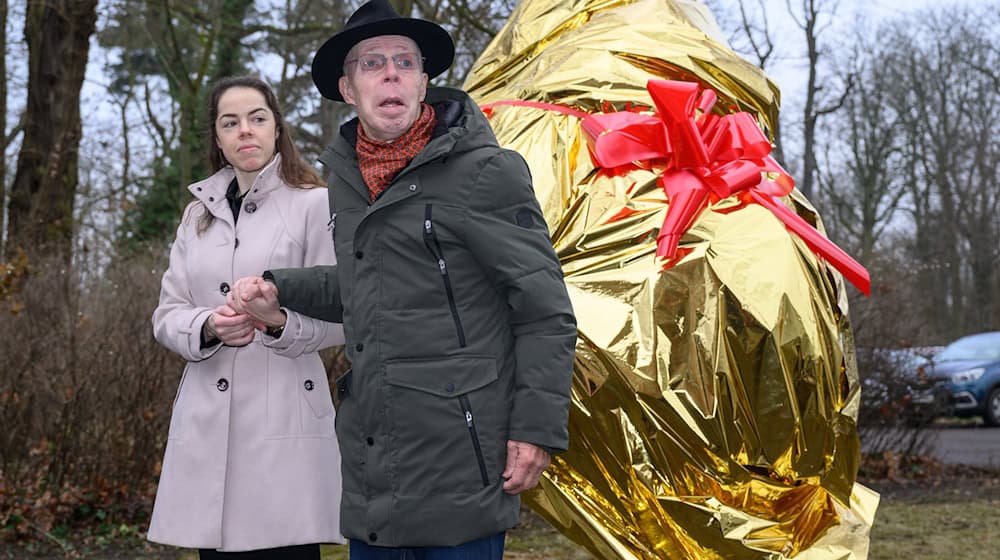 Anlässlich des 80. Geburtstags von Gunther von Hagens wurde eine Herz-Skulptur enthüllt.  / Foto: Patrick Pleul/dpa